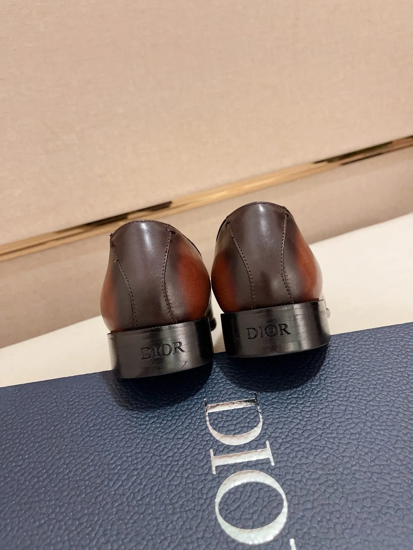 Men's shoes 💰: 540💰 High-end version of Dior Dior's new series. Famous actors and Internet celebrities wear super popular designs. The sculptures of French artist Niki de Saint Phalle are designed as rings. Material: Fabric: Imported original material. Foot: cowhide. Outsole: Rubber outsole. Men's shoe size: 38~44. Can be customized to size 45.